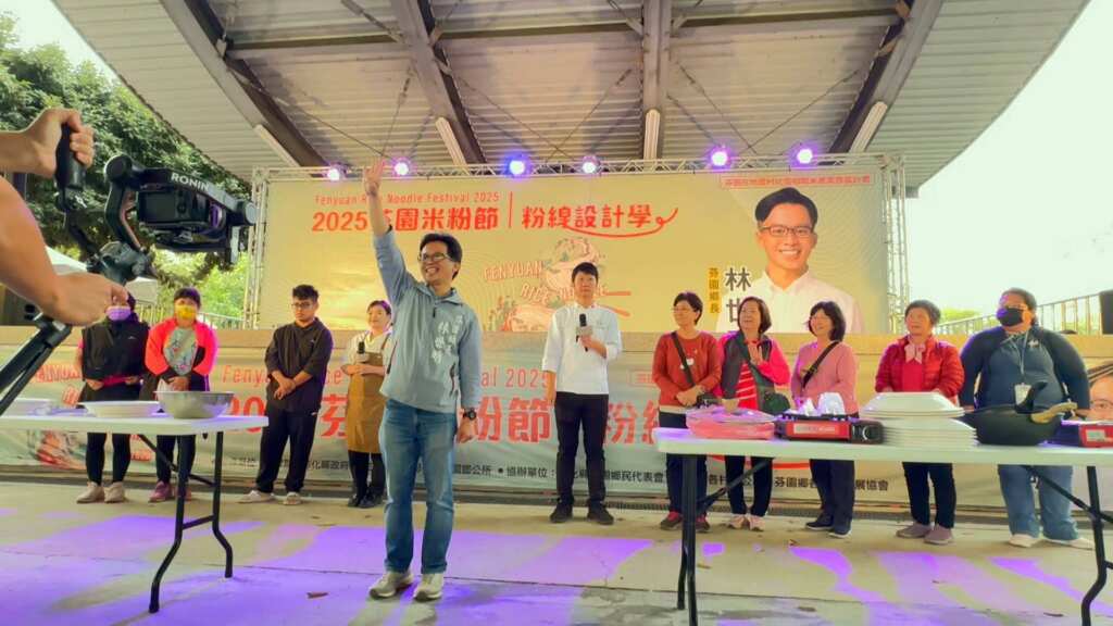 ▲2025芬園米粉節於今日在芬園鄉風雨籃球場盛大登場,今年以全新主題 「粉線設計學」亮相,將藝術、創意料理、手作體驗與米粉文化多元結合,吸引許多民眾攜家帶眷前來。(記者林明佑攝)