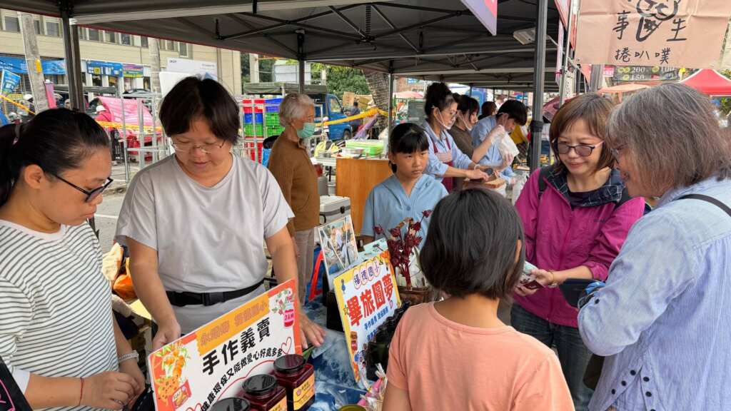 ▲福德國小學生利用校園內友善耕作的洛神花,親手採摘、清洗、熬煮製成「洛神花蜜餞」。這不僅是商品,更是食農教育從產地到餐桌的完整實踐,讓展攤充滿了土地的溫度與永續的精神。(圖/福德國小提供)