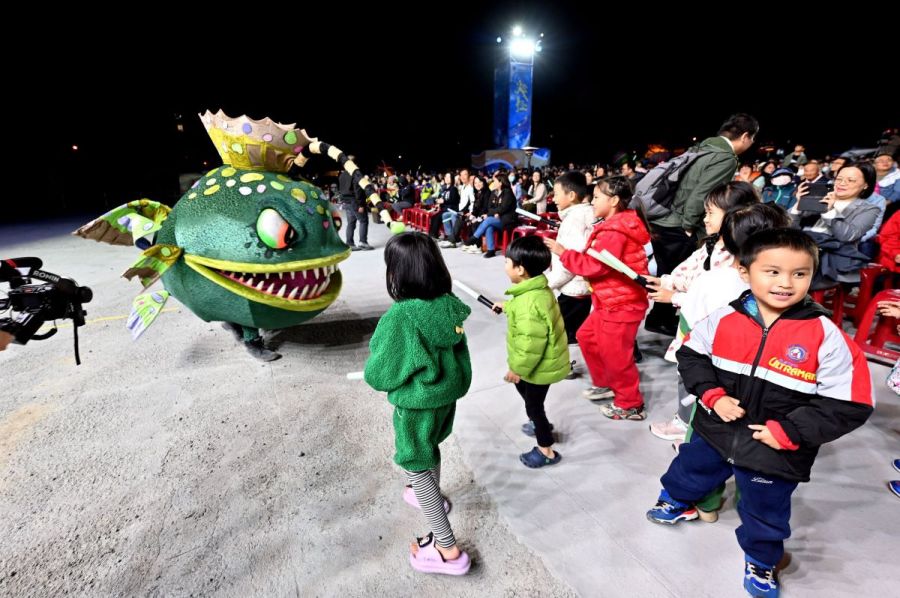 客家親子大戲《燈怪》苗栗登場 鍾東錦到場與鄉親同樂