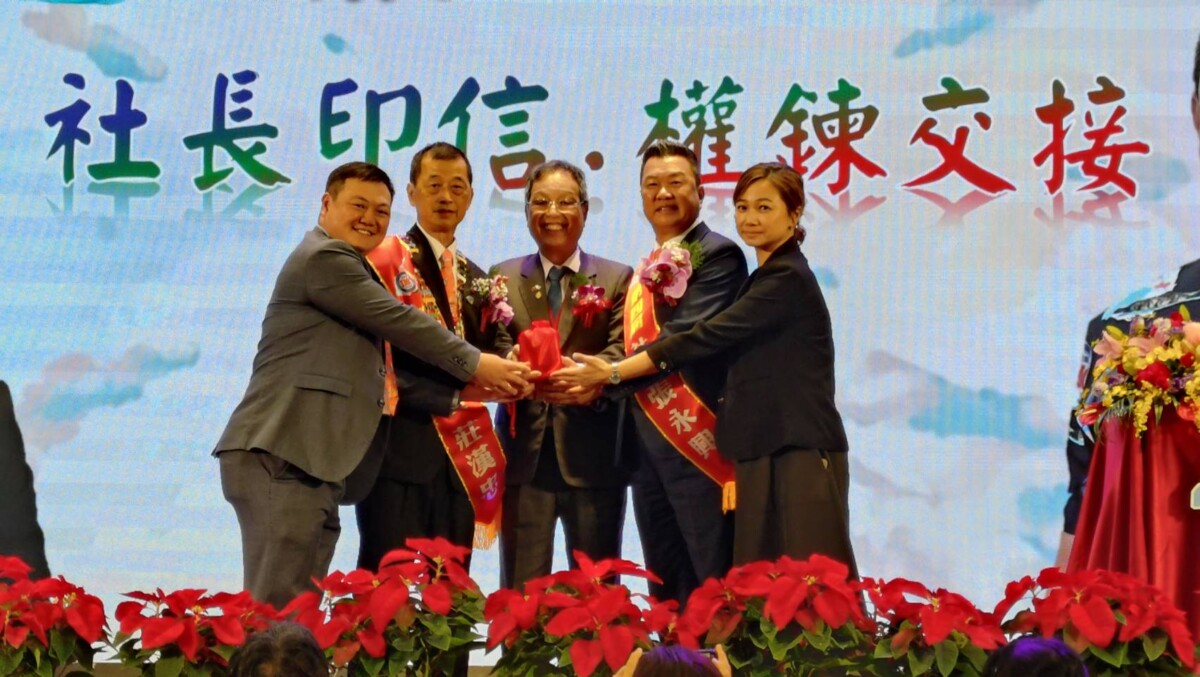 ▲IMC全國聯合會理事長鄭明仁(中)主持宜蘭社長印信交接。