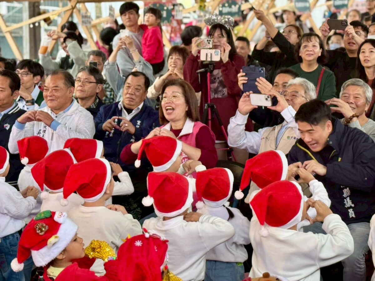 ▲ 宜蘭市長陳美玲(中)與來賓在幼幼市集 與小朋友愉快互動。