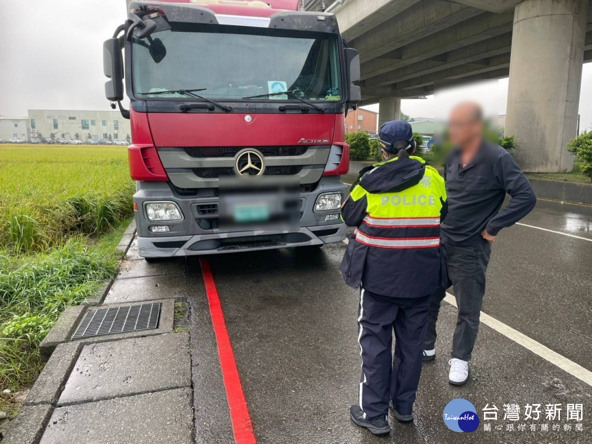 平鎮警加強取締大型車違規，展現執法決心  。