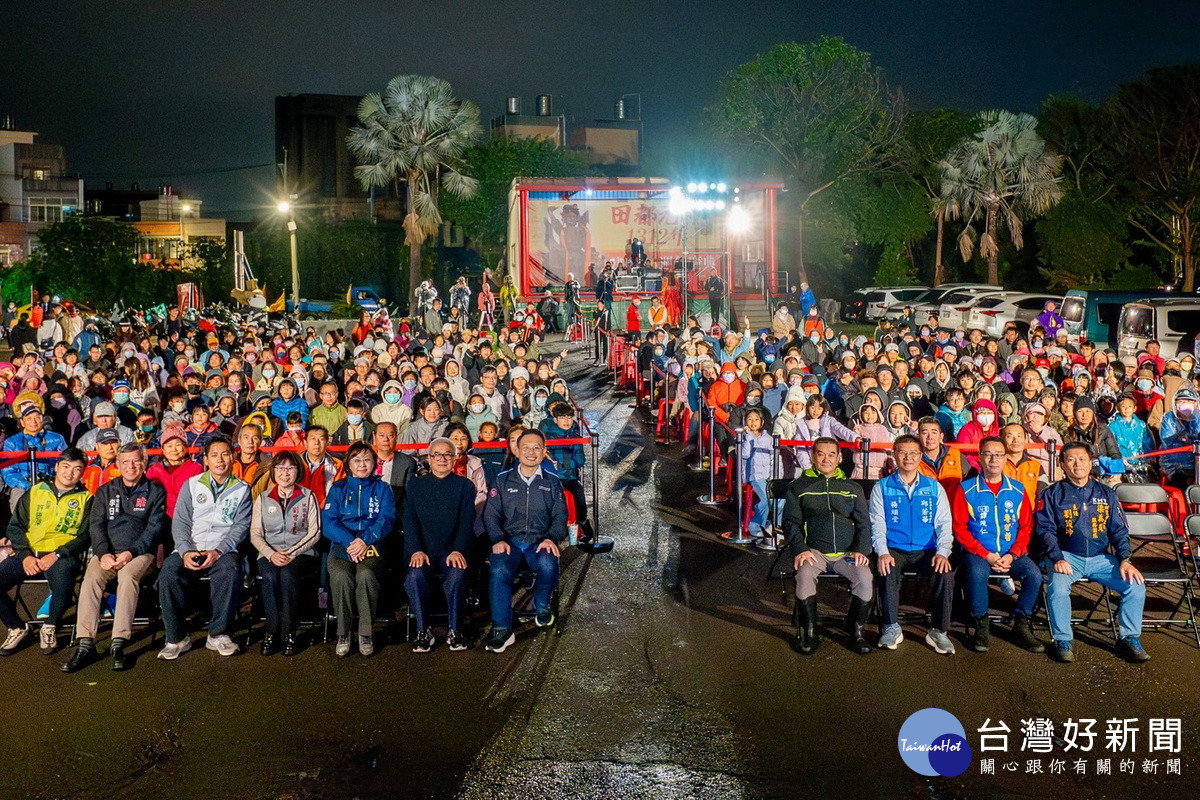 火舞表演吸引眾多市民朋友前往欣賞。