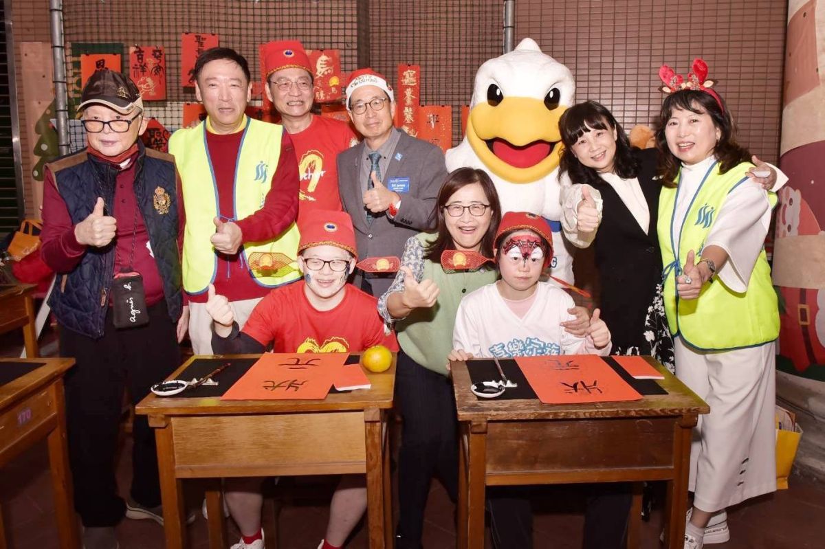 圖/台北市副市長林奕華在扶輪社3521地區總監James林振邦及地區活動主委King金文徵陪同下,和喜樂家族成員一同揮毫。(松山社區大學 提供)