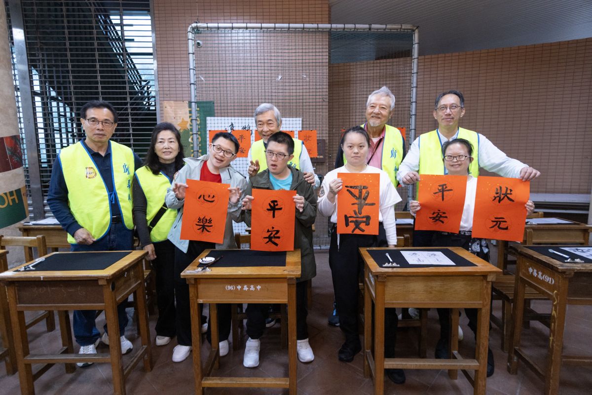 圖/喜樂家族成員開心體驗書法。(松山社區大學 提供)