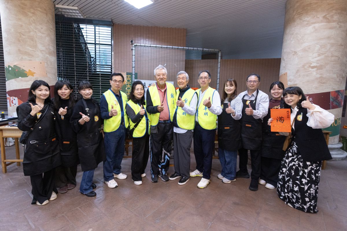 圖/「逸鵝書屋」書法攤位服務陣容龐大,是最吸引注意的特別攤位。(松山社區大學 提供)