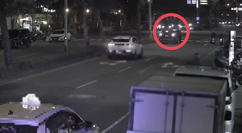 醉翁光華夜市路口拉車門!-女驚嚇憂碰瓷-警:恐涉強制罪