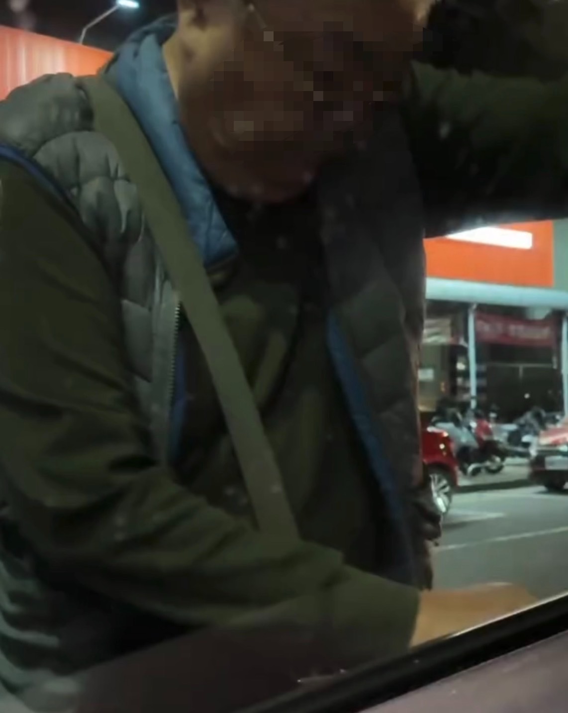 醉翁光華夜市路口拉車門? 女驚嚇憂碰瓷 警:恐涉強制罪