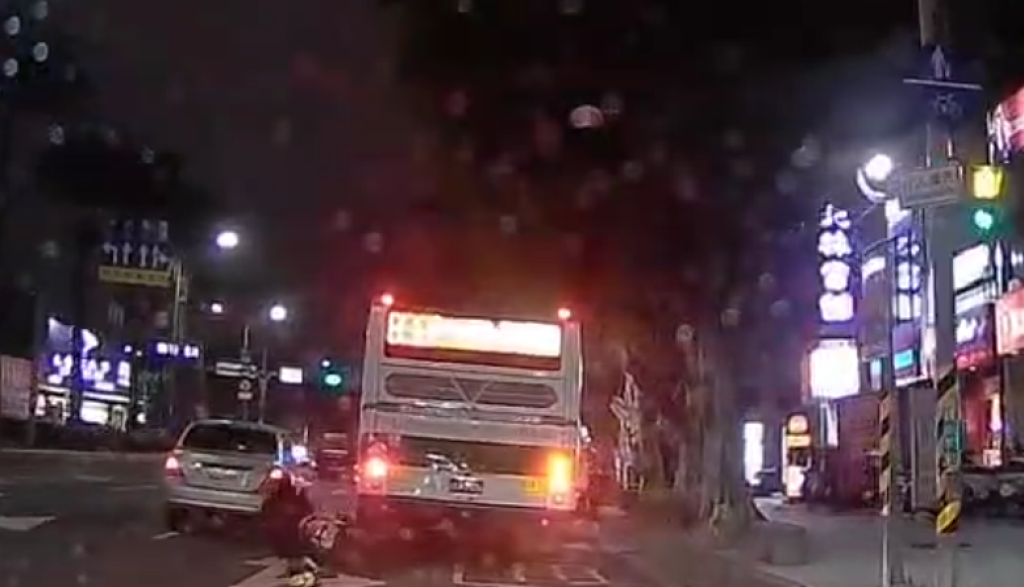 撞擊畫面曝光！　林口女子騎機車追撞公車受傷送醫