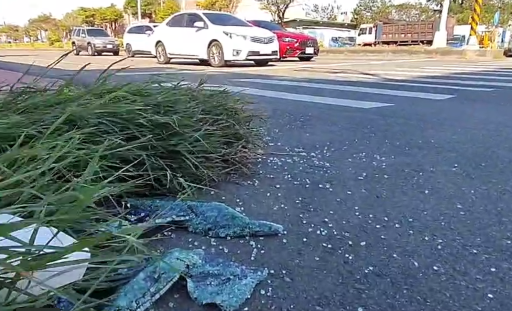 台中龍井驚傳砸車開車衝撞! 男女感情糾紛爆衝突警方究辦