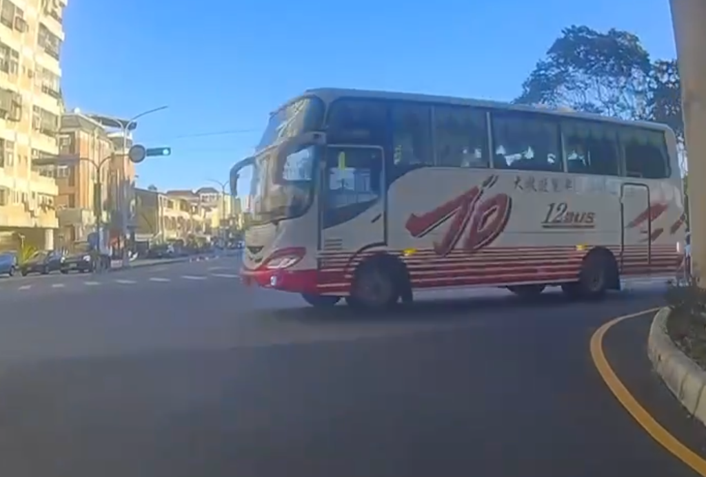 直擊台中市遊覽車闖紅燈！-　民眾痛批：跟殺人有什麼差別