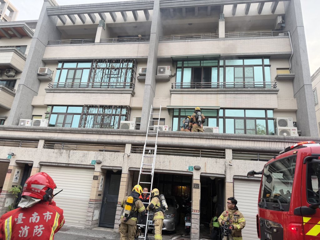台南民宅廚房火警!2人受困2樓 警消急救出