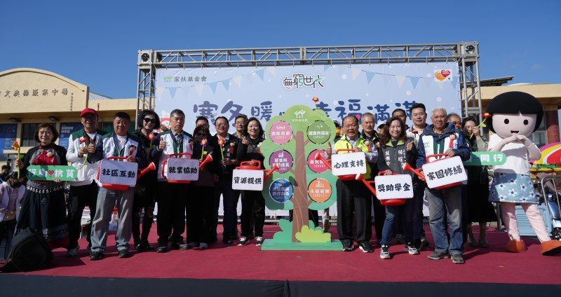 澎湖家扶歲末送暖親子園遊會熱鬧登場 陳光復到場力挺公益與親子同樂