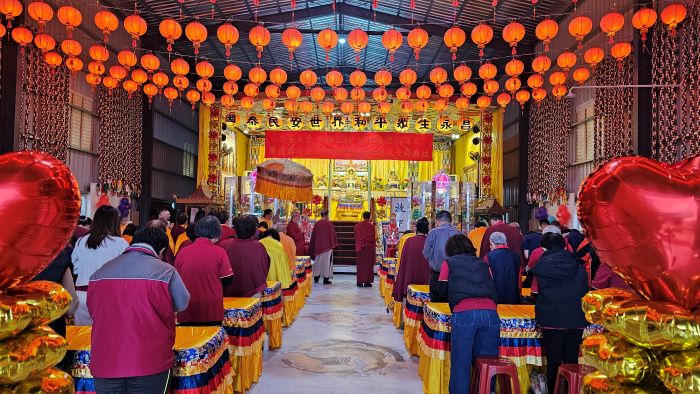 恆性嘉措仁波且受封子爵八周年 關懷弱勢大悲行願無處不現 28 《圖說》世界佛教正心會慶祝活動,早上以共修做課法供養金剛上師。〈佛教正心會提供〉