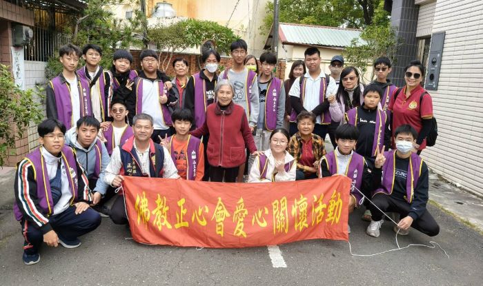 恆性嘉措仁波且受封子爵八周年 關懷弱勢大悲行願無處不現 30 《圖說》世界佛教正心會今日嘉義分院帶領師兄姊、嘉義高中、嘉義女中學生關懷弱勢長者。〈佛教正心會提供〉