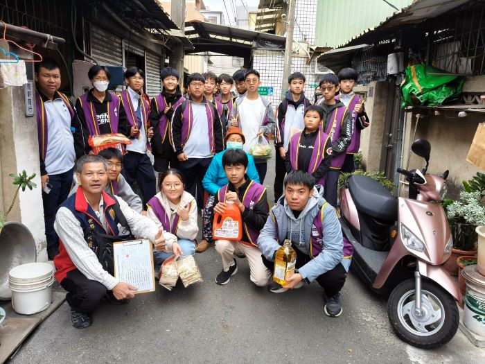 恆性嘉措仁波且受封子爵八周年 關懷弱勢大悲行願無處不現 31 《圖說》世界佛教正心會嘉義分院帶領師兄姊、嘉義高中、嘉義女中學生關懷弱勢長者。〈佛教正心會提供〉