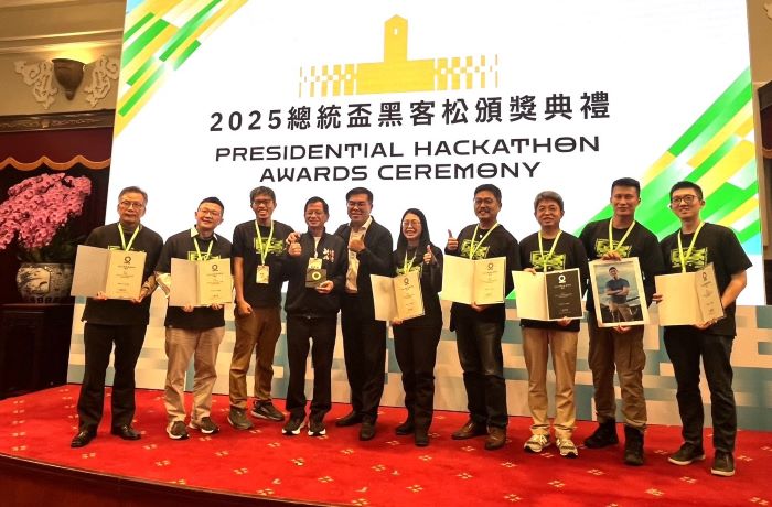 緊急救護創新解決方案獲殊榮 總統頒新北消「黑客松」卓越團隊獎 33 《圖說》新北「肝苦人團隊」榮獲「2025總統盃黑客松」卓越團隊獎殊榮合影。〈消防局提供〉