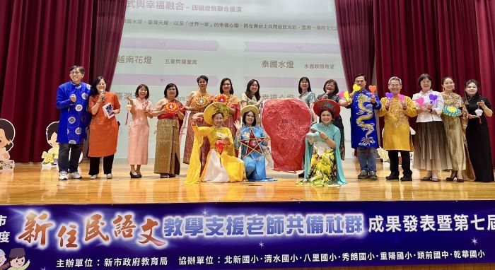 多元文化教學新樣貌 新北首創新住民語文教支老師Gemini AI認證 38 《圖說》西二區展示越南中秋、泰國水燈、台灣元宵節點燈習俗。〈教育局提供〉