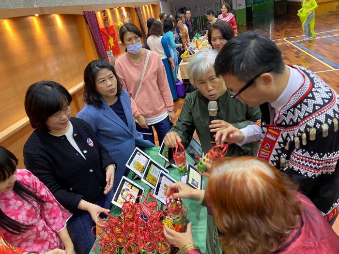 多元文化教學新樣貌 新北首創新住民語文教支老師Gemini AI認證 39 《圖說》馬來西亞語教支老師黃寶雲運用AI展示台灣及東南亞七國中秋節跨文化習俗。〈教育局提供〉