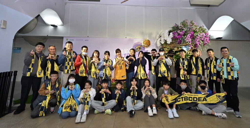 東森氣象主播王淑麗首度開球 期盼中信特攻降下強烈三分雨贏得勝利 26 S 7200886 1024x525 1