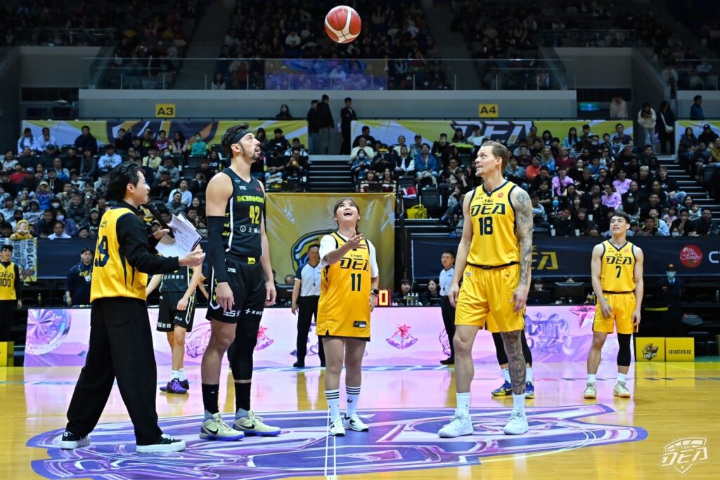 東森氣象主播王淑麗首度開球 期盼中信特攻降下強烈三分雨贏得勝利 2 %E4%BA%8C 16