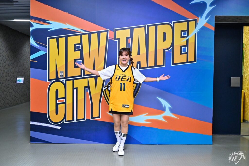 東森氣象主播王淑麗首度開球 期盼中信特攻降下強烈三分雨贏得勝利 3 %E4%B8%89 10