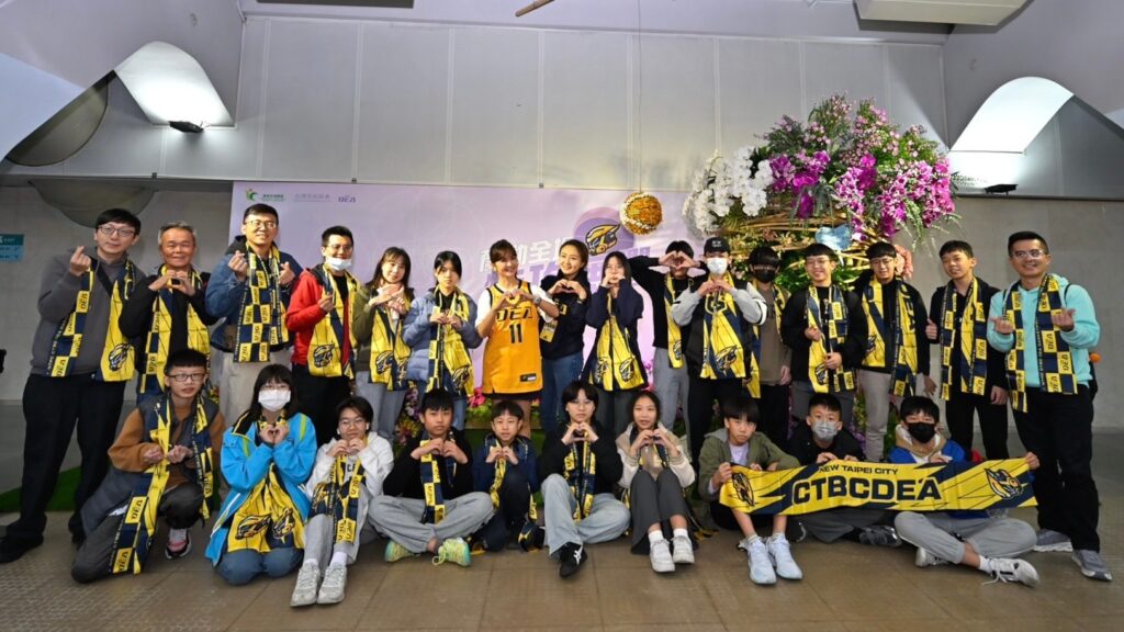 東森氣象主播王淑麗首度開球 期盼中信特攻降下強烈三分雨贏得勝利 4 %E5%9B%9B 5