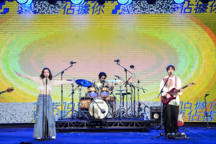 告五人震撼開場 動力火車壓軸 「巨星耶誕演唱」華麗落幕 32 《圖說》「超人氣Z世代天團」告五人震撼開場,帶來〈我想要佔據你〉、〈帶我去找夜生活〉、〈夏天的海冬天的雪〉及〈將錯就對〉等膾炙人口的歌曲。〈觀旅局提供〉