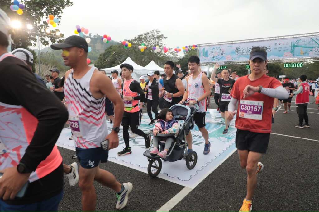 ▲跑者自起跑線出發,其中不乏推著嬰兒車參賽的親子跑者,展現全民運動、闔家同樂的賽事氛圍。