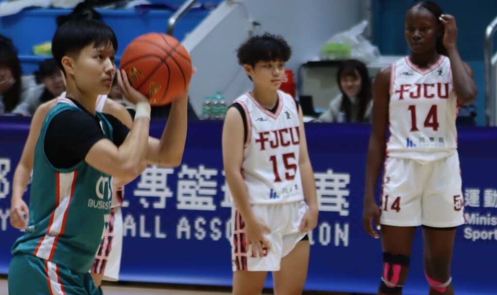 迭創單場得分新高的邱群琋(左),年方21歲,世今年UBA最勵志的女籃球員。 (魏冠中攝影)