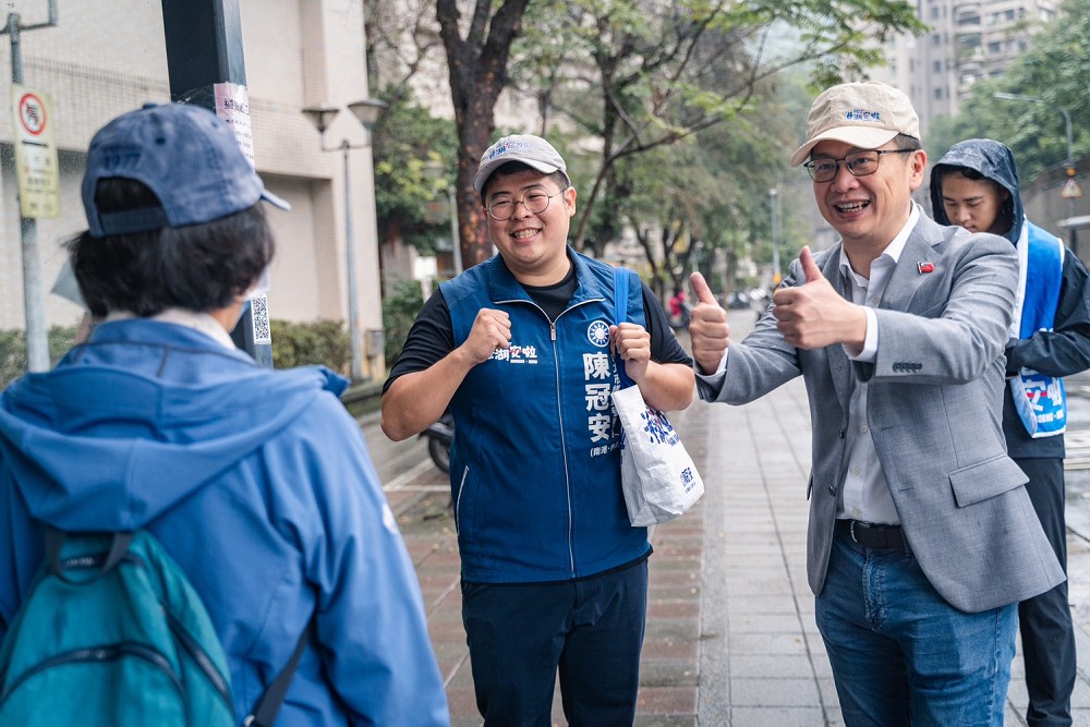 羅智強贈布鞋力挺「在地港湖子弟」 陳冠安雙腳走遍港湖59個里扎根地方 286 羅智強贈布鞋力挺「在地港湖子弟」 陳冠安雙腳走遍港湖59個里扎根地方 285