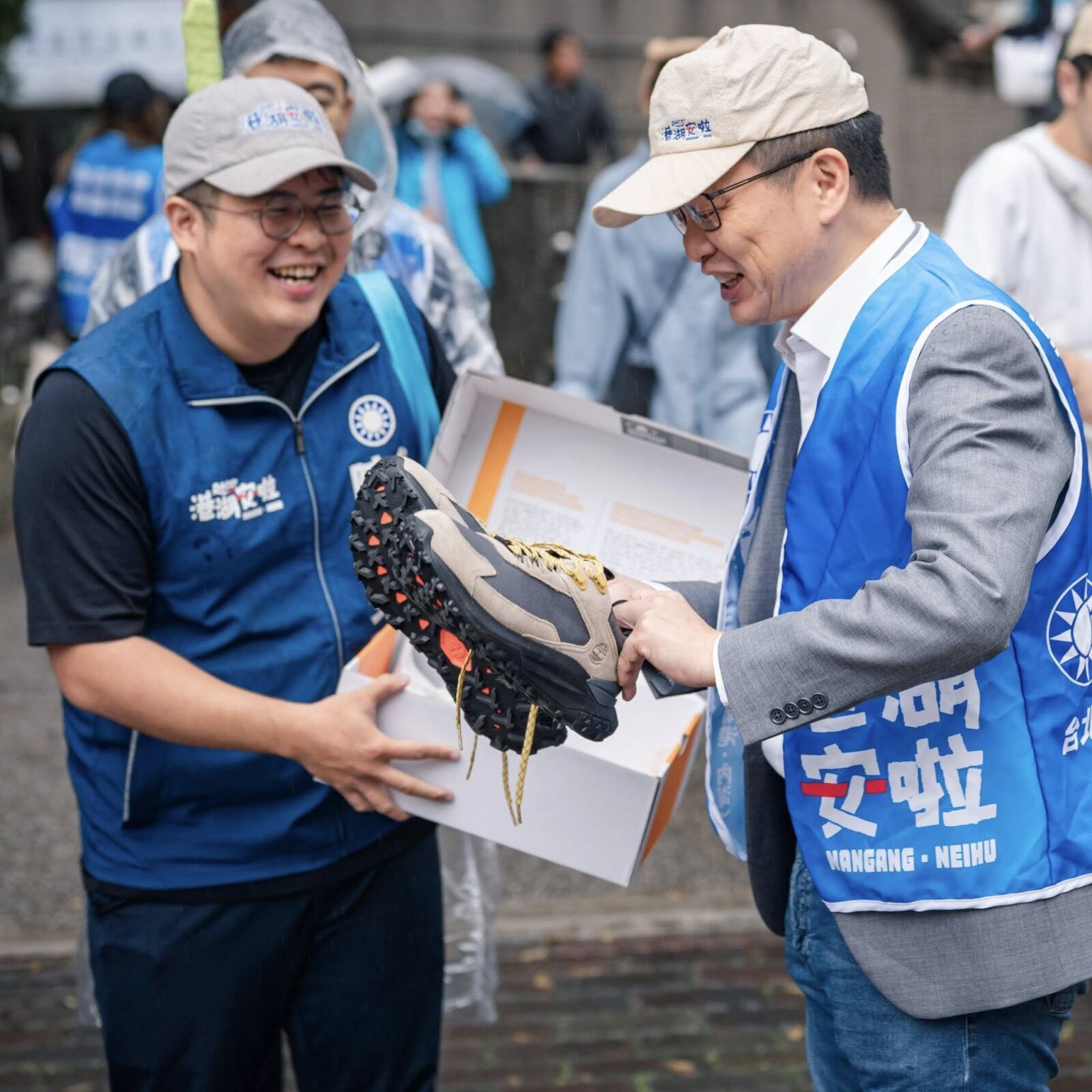 羅智強贈布鞋力挺「在地港湖子弟」 陳冠安雙腳走遍港湖59個里扎根地方 288 羅智強贈布鞋力挺「在地港湖子弟」 陳冠安雙腳走遍港湖59個里扎根地方 287