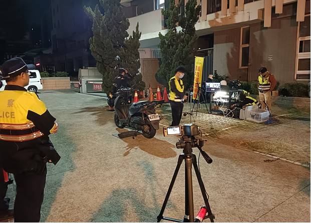 中警五分局結合監理及環保單位於夜間執行「環警監聯合稽查」,現場設置聲音檢測設備,攔查疑似噪音改裝車輛,強力取締違規行為。(圖/記者林家嘉翻攝)
