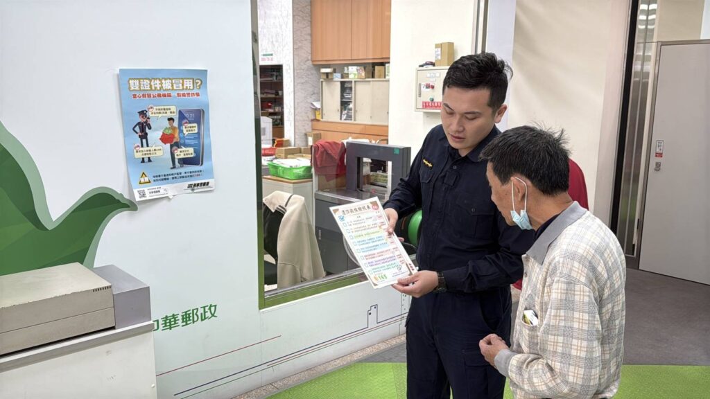 大雅警分局員警走進金融機構，向民眾進行「三分鐘識詐」短講，以實際案例提醒常見詐騙話術。（圖／記者林家嘉翻攝）