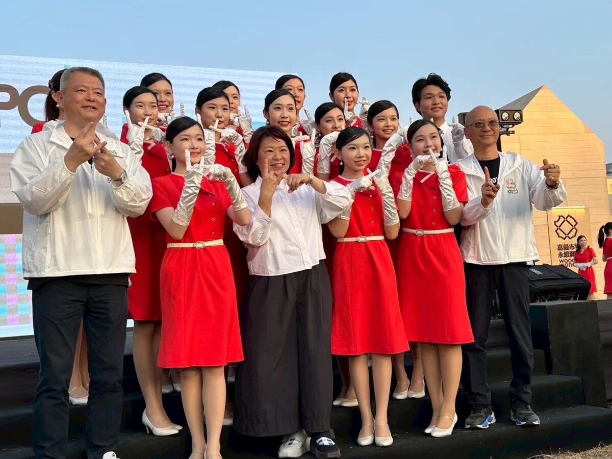 ▲崇仁醫專禮賓大使的表現獲得市長黃敏惠(圖中)副市長林瑞彥(圖左一)祕書長陳永豐(圖右一)的讚賞與肯定。