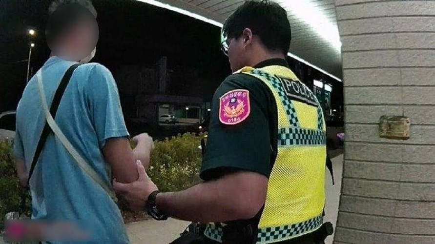 ▲迷途男無助呆坐超商，警積極協尋，家屬讚「有溫度的執法」。(記者劉春生攝）