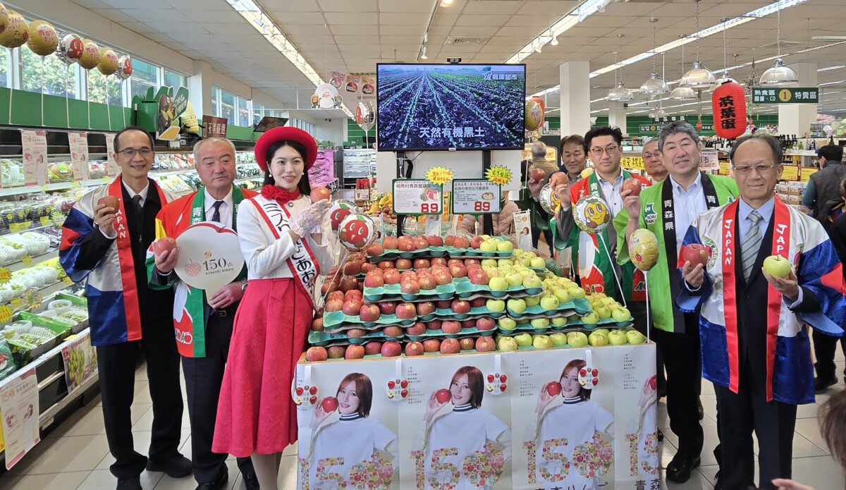 ▲楓康超市於今(14)日上午在楓康超市青海店舉辦日本青森蘋果150周年記者會。(記者廖美雅拍攝)