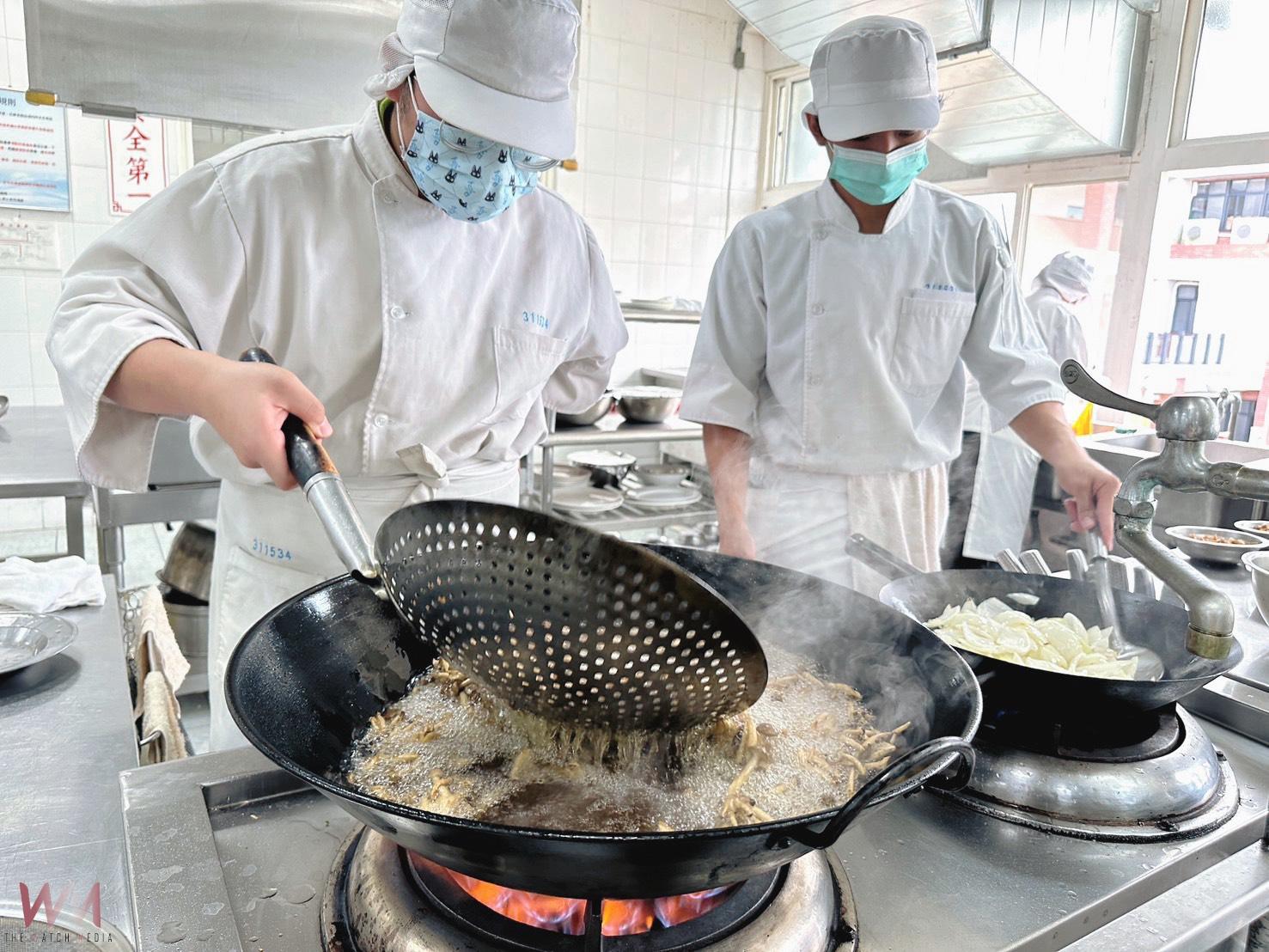 弘道.全美世界攜手送暖 興大附農學生當「總鋪師」 與弱勢長輩吃「辦桌」圍爐 - https://www.watchmedia01.com