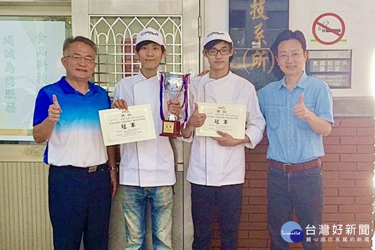 大學時期蔡約群（左二）的指導老師楊智偉（右一），以蔡約群走向世界冠軍之路的學習歷程鼓勵學弟妹。（圖：弘光科大提供）