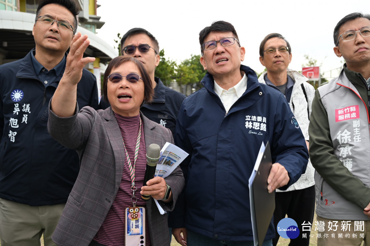 立法院財政委員會召委林思銘前往竹北市考察校園體育基礎設施改善情形。