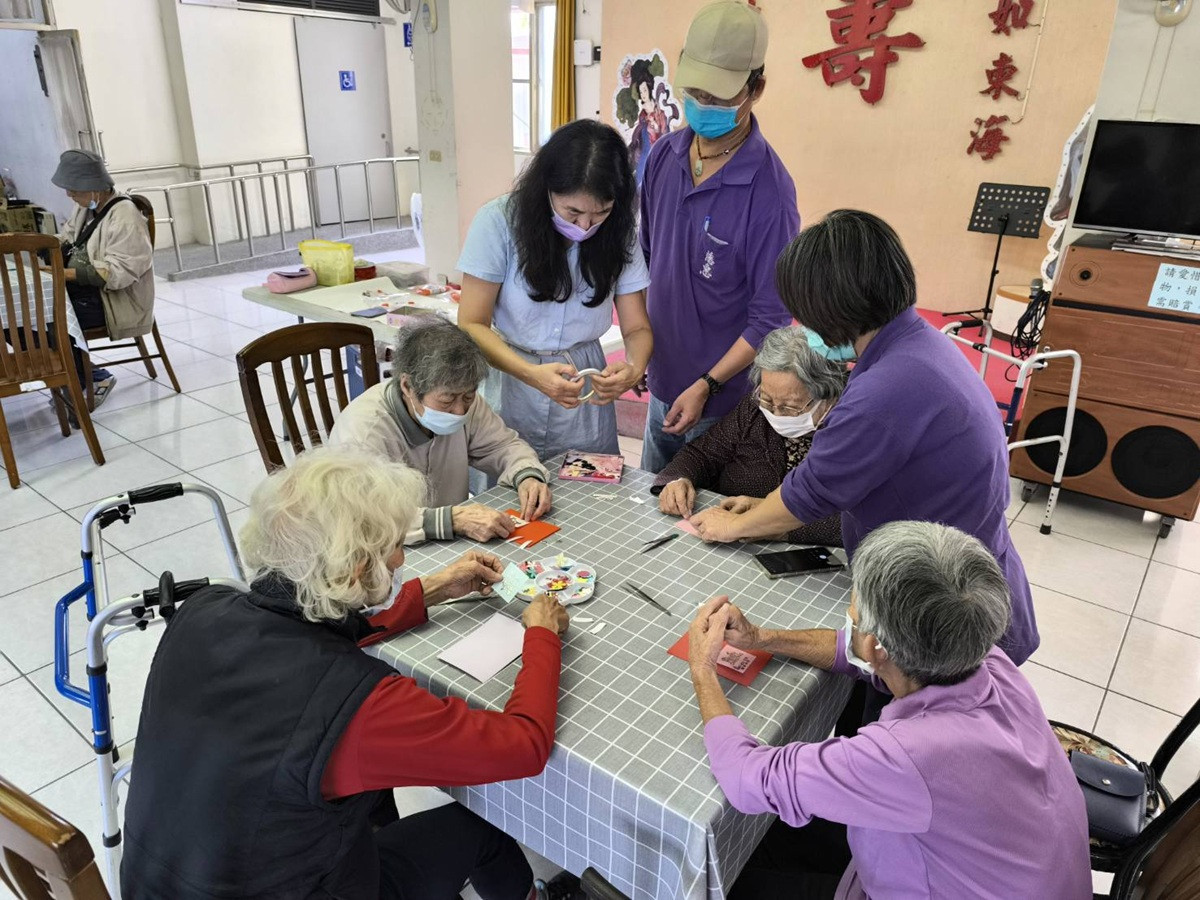 榮家住民參與非藥物治療活動 手作聖誕祝福禮盒花卡感受節慶