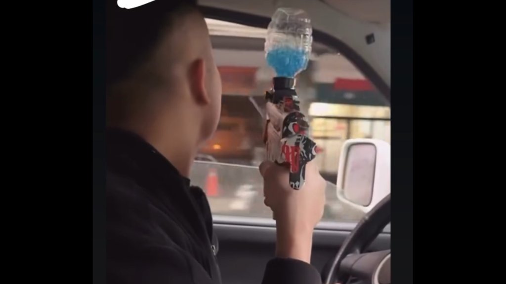 白目!八里男開車持水彈槍沿路亂射 嘻笑po網炫耀警速逮人