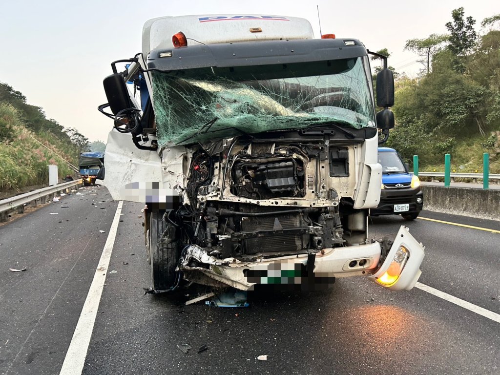 國道10號清晨驚魂!小貨車壓到掉落物打橫 聯結車、遊覽車接連撞