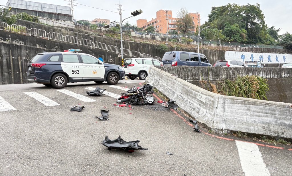 台中北屯驚悚車禍!20歲男騎重機衝落橋下-不幸身亡