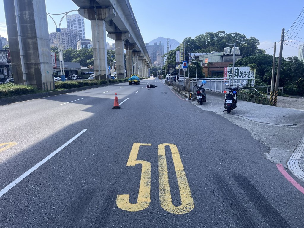 淡水死亡車禍!無照男機車外側右轉 害後方同向女騎士慘摔重創不治