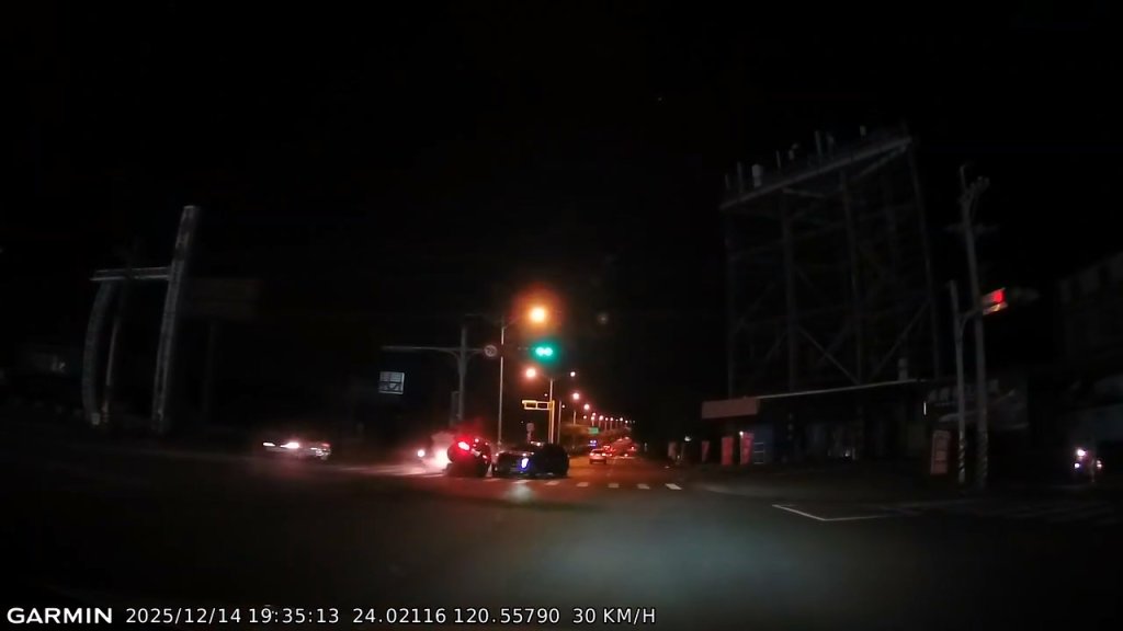 影/行車糾紛?bmw頂起休旅車「猛撞分隔島」 目擊者:當時嚇傻了