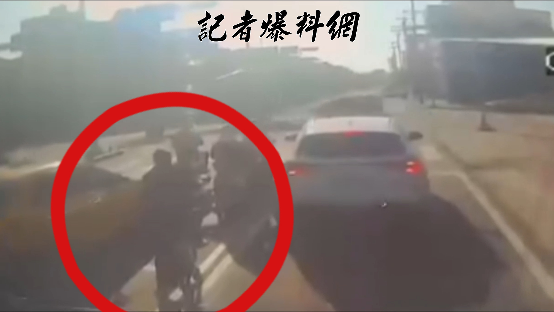 56歲詹男駕駛曳引車，疑因未注意車前狀況，導致車輛與停在同向停等區的洪姓女騎士發生擦撞。