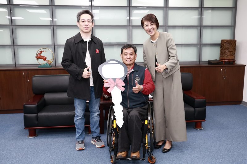 許淑華縣長感謝中華耆幼關懷協會捐贈本縣復康巴士