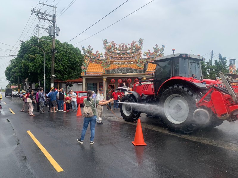 農機上路清洗做得好,道路乾淨騎士更安全!屏東縣農業機械上路必須清洗車輛