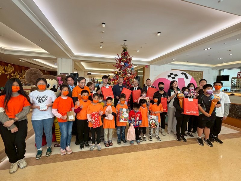 孩子們如願收到聖誕老公公送來的禮物 耐斯王子大飯店第19屆聖誕心願卡贈禮儀式溫馨落幕